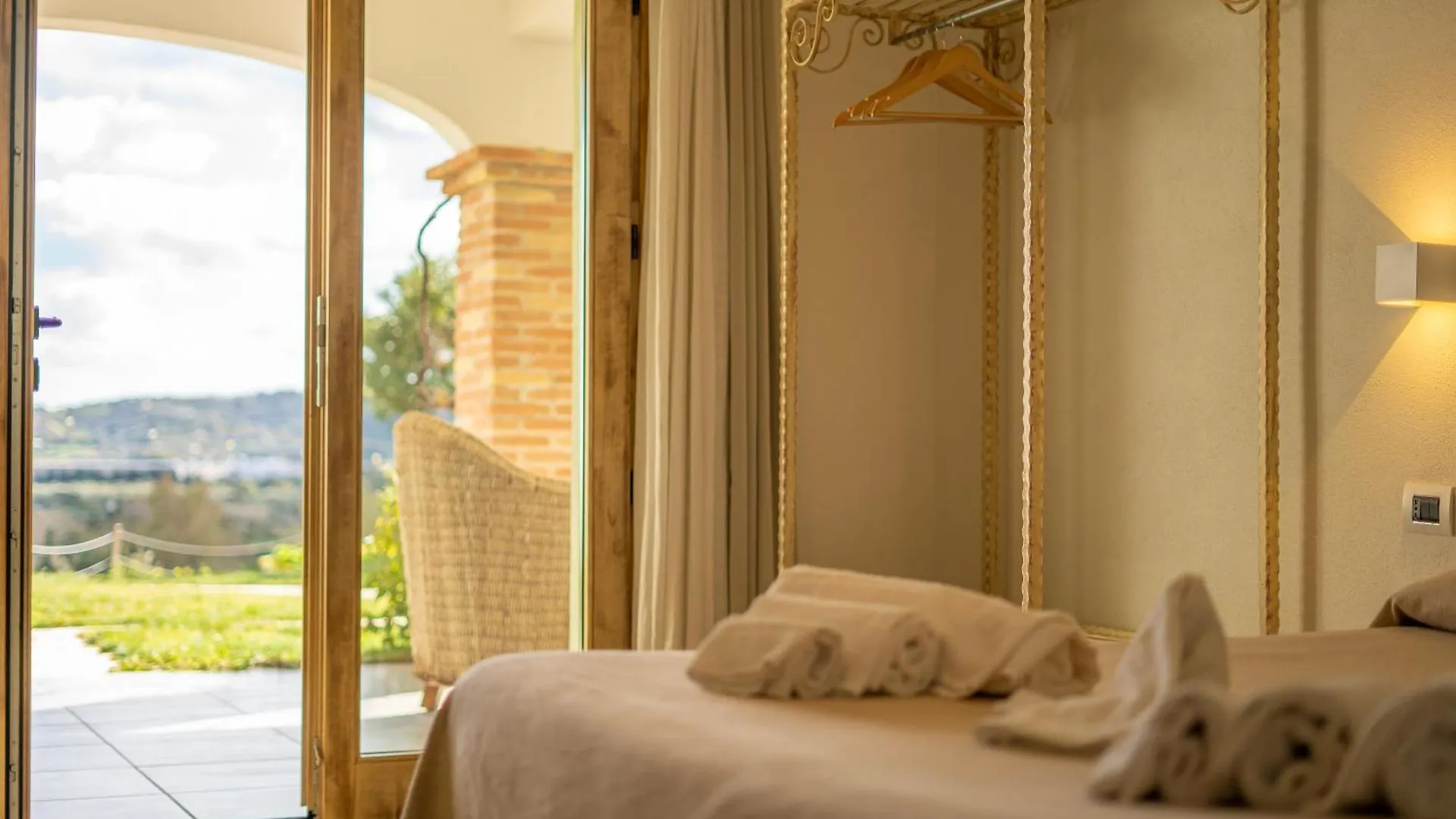 Hotel Essenza Di Mirto La Caletta 3*,