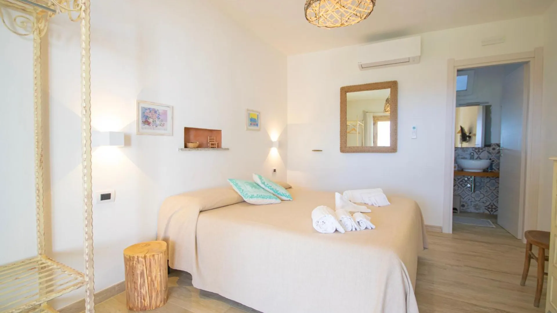 Hotel Essenza Di Mirto La Caletta Italie