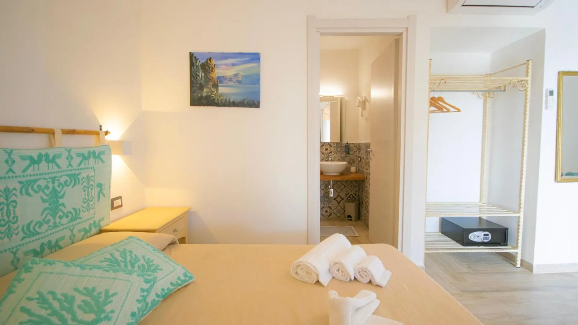 Hotel Essenza Di Mirto La Caletta Italie