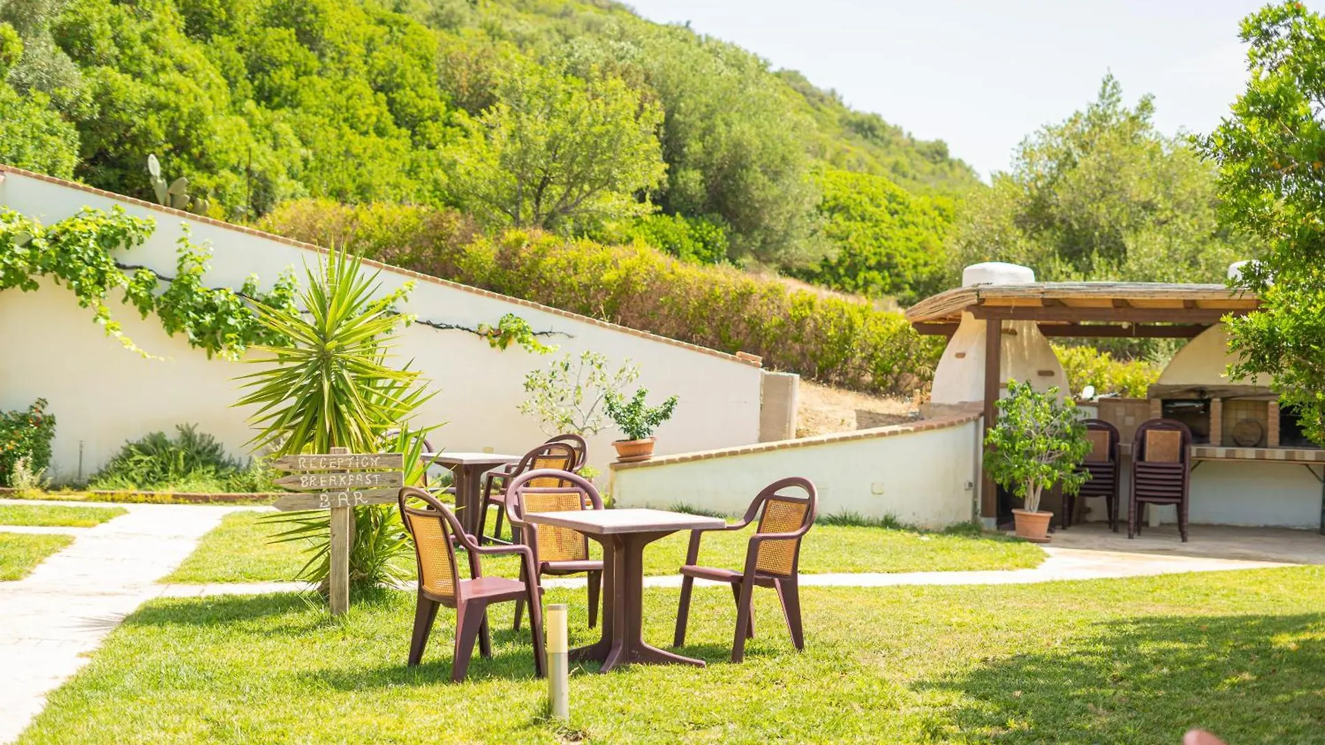 Hotel Essenza Di Mirto La Caletta 3*,  Italie