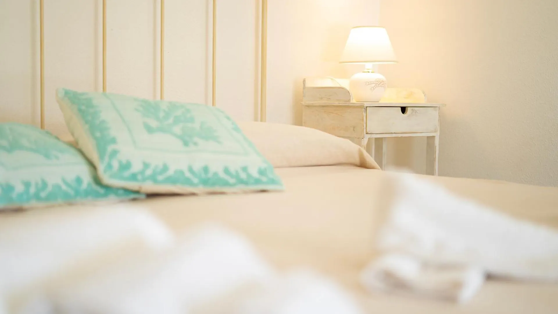 Hotel Essenza Di Mirto La Caletta 3*,  Italien