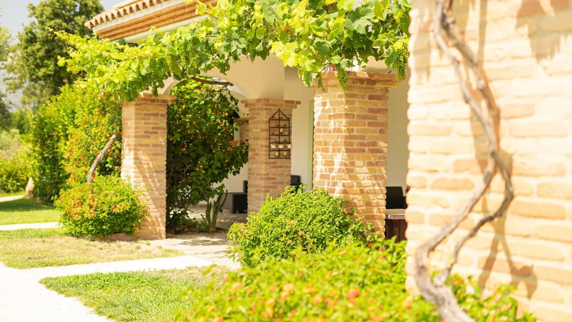 Hotel Essenza Di Mirto La Caletta 3*,  Italien