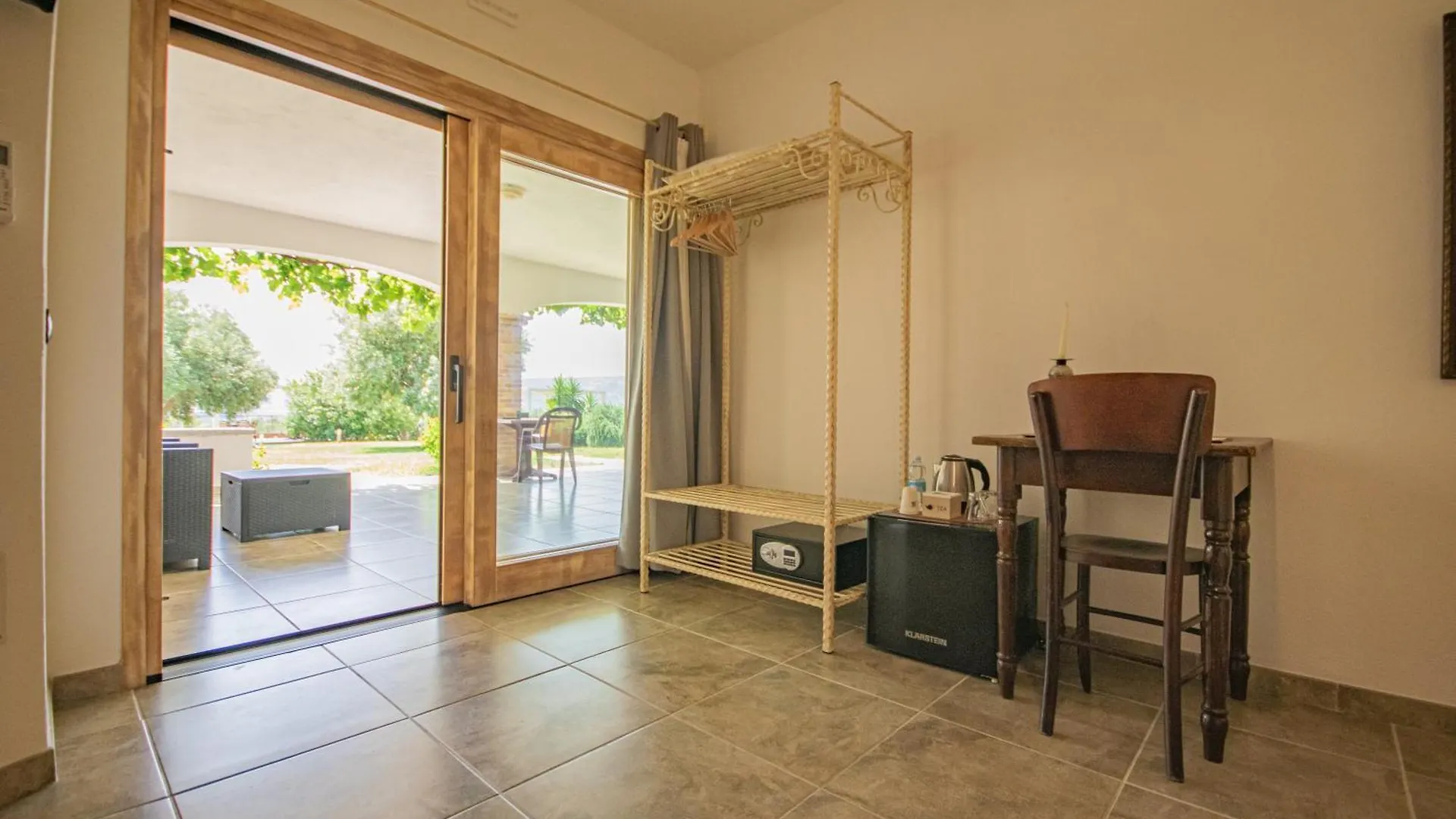 Hotel Essenza Di Mirto La Caletta 3*,
